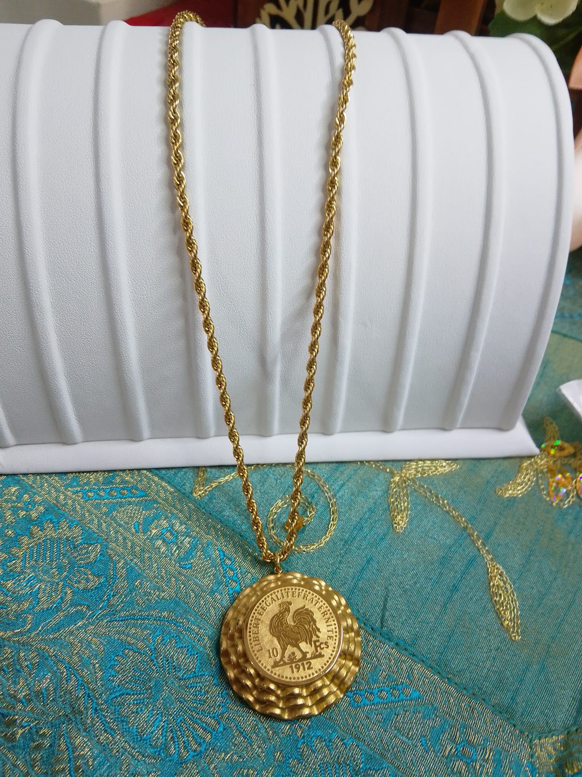 Collana con Pendente a Moneta e Catena a Corda in Acciaio Inossidabile Dorato - Stile Vintage