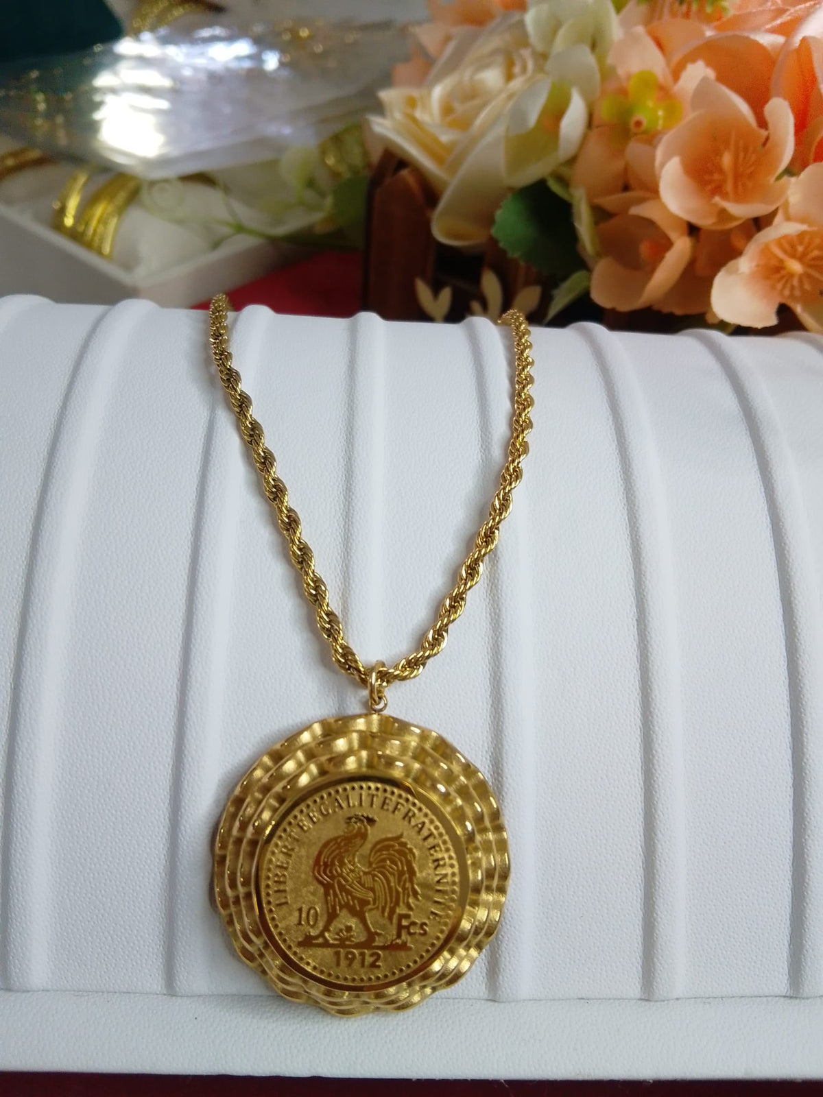 Collana con Pendente a Moneta e Catena a Corda in Acciaio Inossidabile Dorato - Stile Vintage