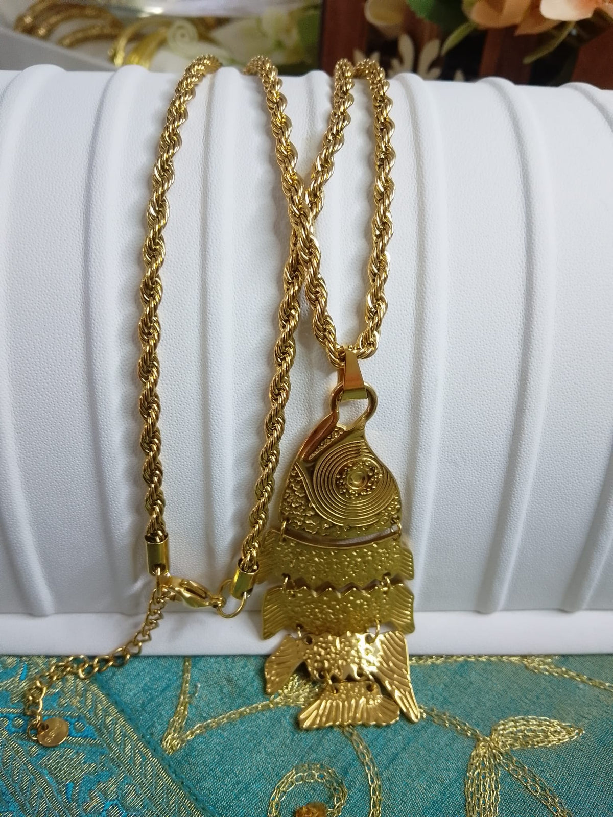Collana lunga in acciaio inossidabile dorato con ciondolo a forma di pesce