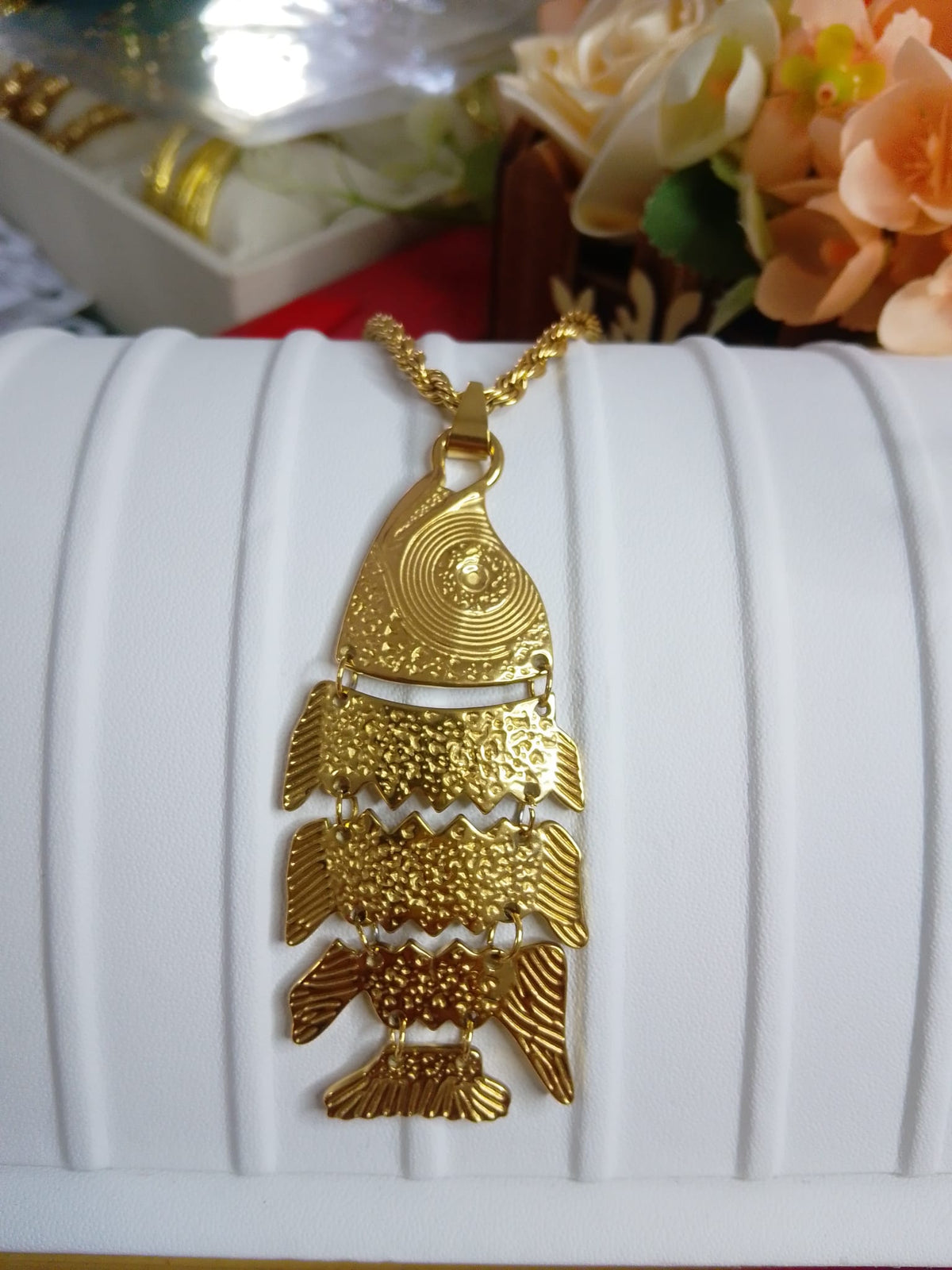 Collana lunga in acciaio inossidabile dorato con ciondolo a forma di pesce