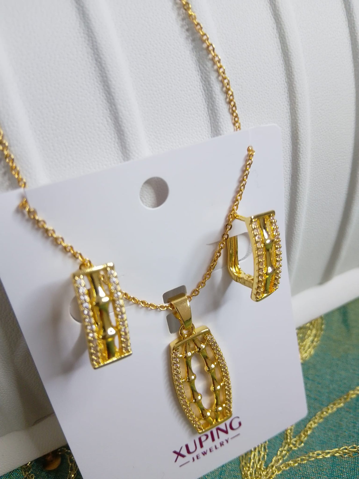 Set Gioielli Donna Colore Oro, Collana e Orecchini con Zirconi e Motivo Geometrico Elegante, Parure Stile Inossidabile
