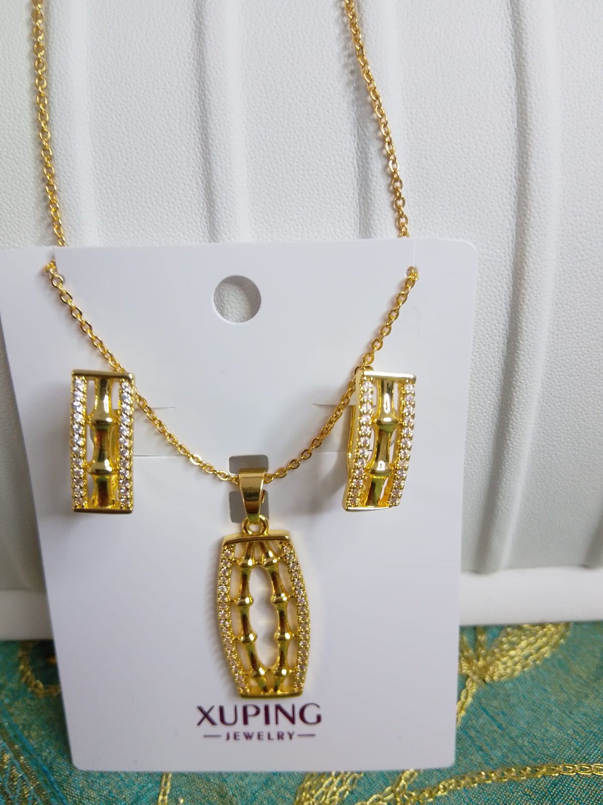 Set Gioielli Donna Colore Oro, Collana e Orecchini con Zirconi e Motivo Geometrico Elegante, Parure Stile Inossidabile