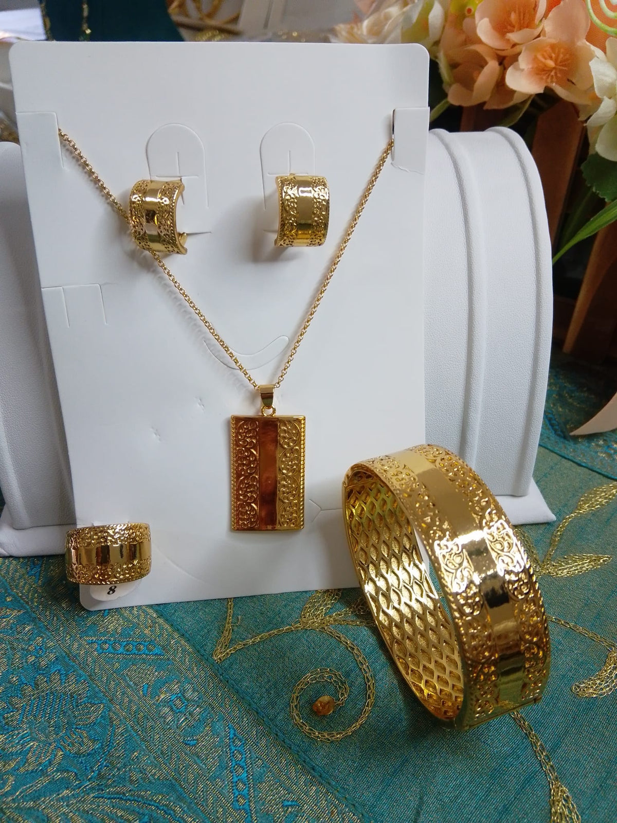 Set di Gioielli in Acciaio Inossidabile Dorato con Motivo Intagliato (Collana, Orecchini, Anello e Bracciale Rigido)
