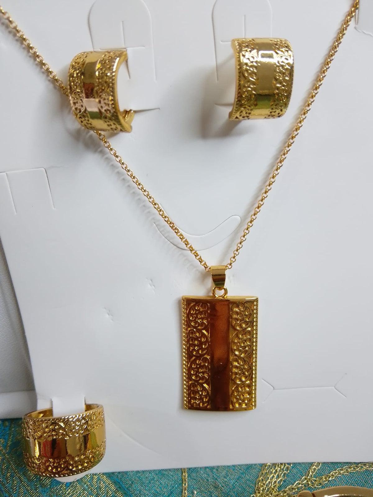 Set di Gioielli in Acciaio Inossidabile Dorato con Motivo Intagliato (Collana, Orecchini, Anello e Bracciale Rigido)
