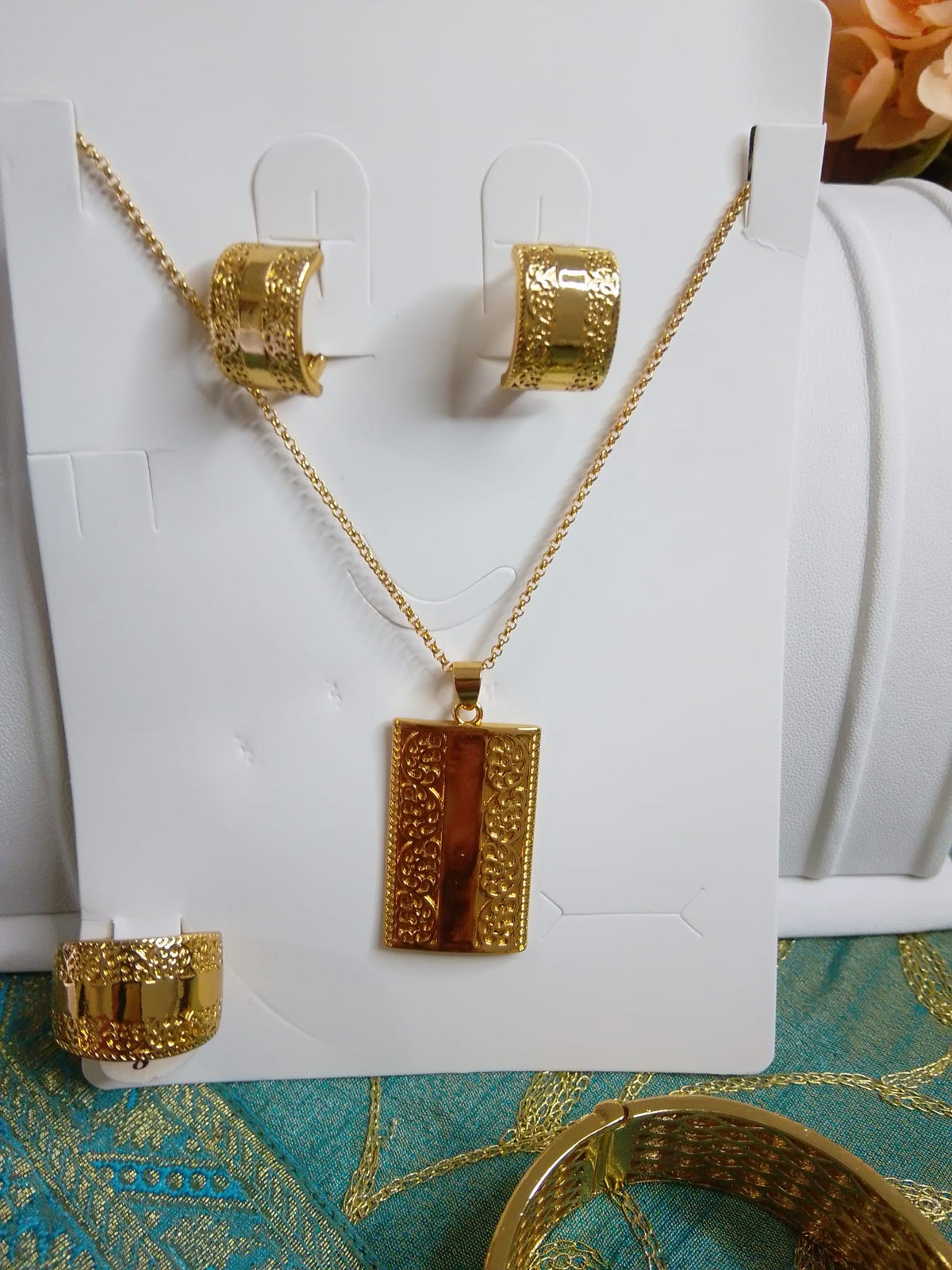 Set di Gioielli in Acciaio Inossidabile Dorato con Motivo Intagliato (Collana, Orecchini, Anello e Bracciale Rigido)