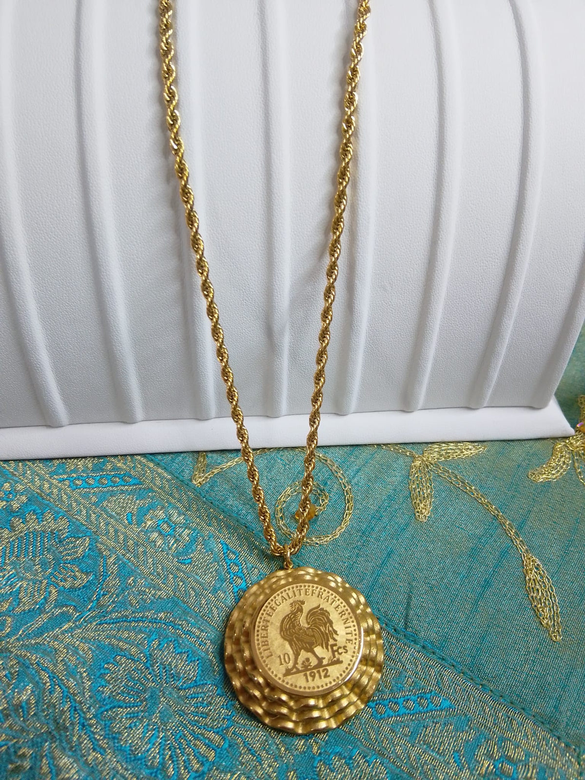 Collana con Pendente a Moneta e Catena a Corda in Acciaio Inossidabile Dorato - Stile Vintage