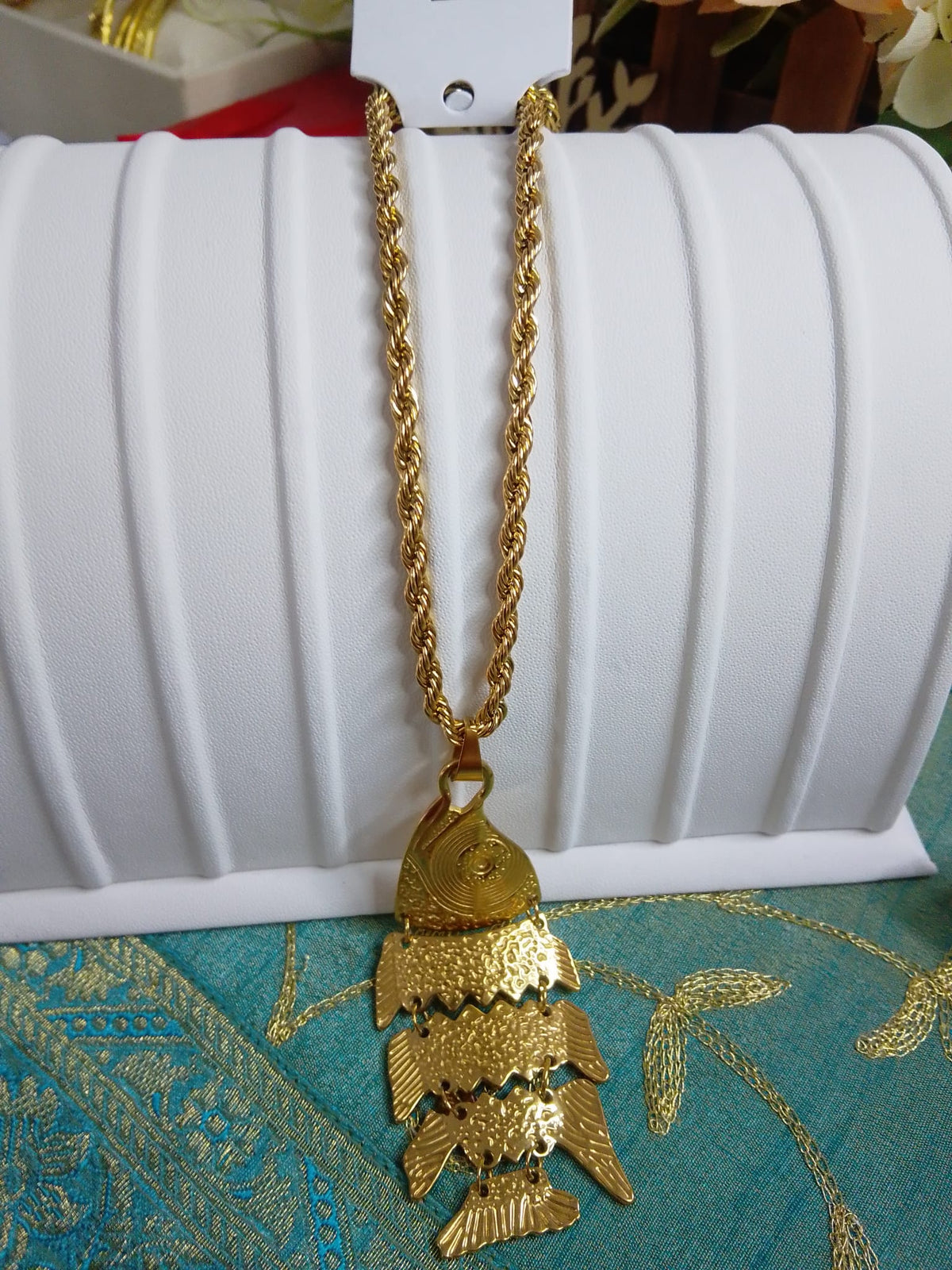 Collana lunga in acciaio inossidabile dorato con ciondolo a forma di pesce