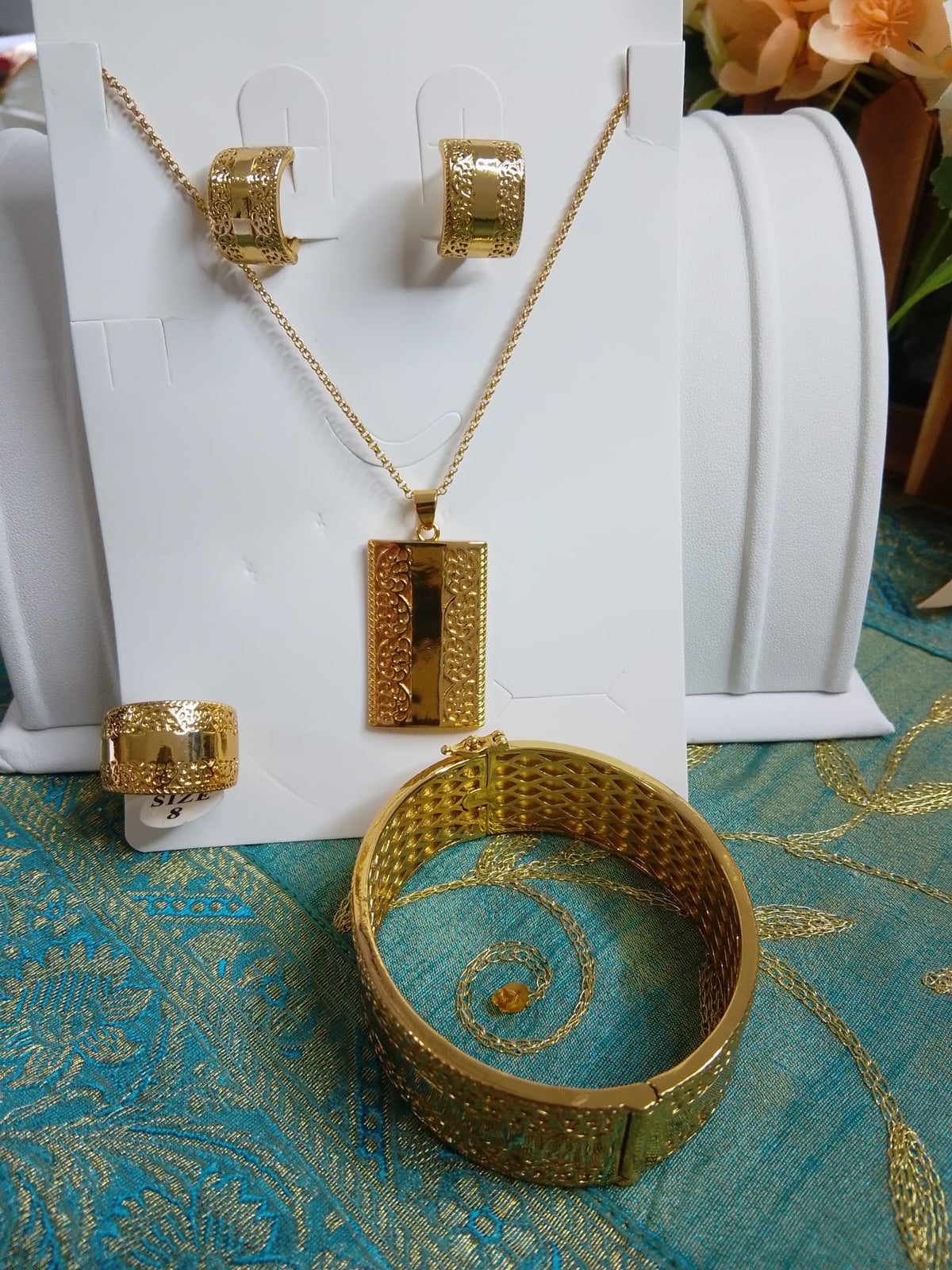 Set di Gioielli in Acciaio Inossidabile Dorato con Motivo Intagliato (Collana, Orecchini, Anello e Bracciale Rigido)