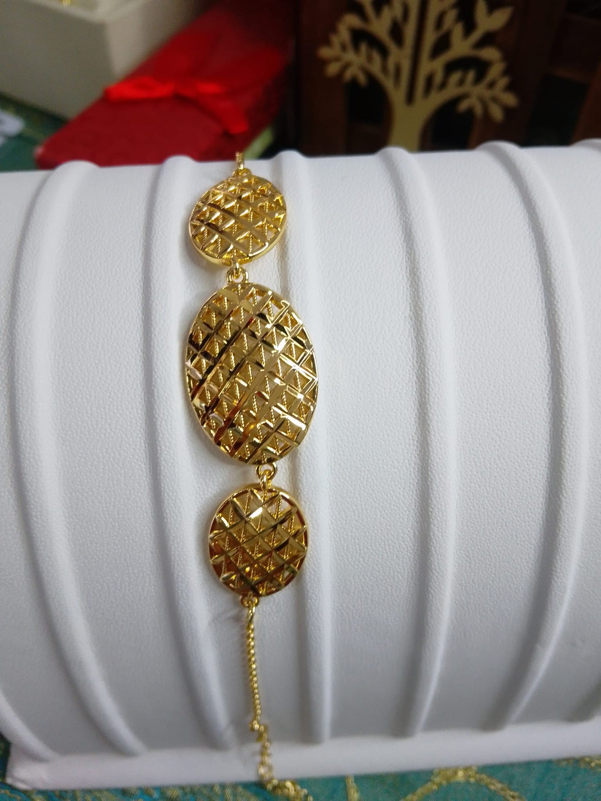 Bracciale in Acciaio Inossidabile Dorato con Maglie Geometriche e Lavorazione a Rilievo