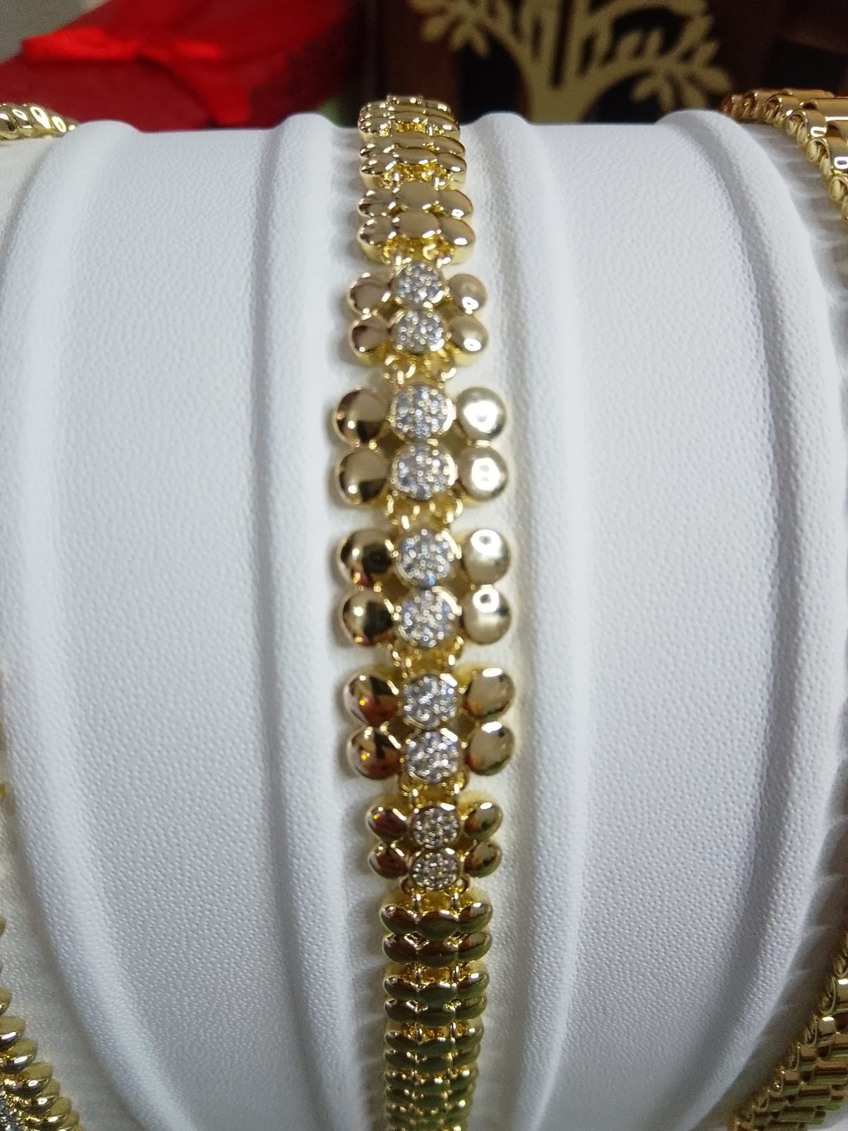 Bracciale in Acciaio Inox con Motivo Floreale e Zirconi - Elegante Gioiello da Donna