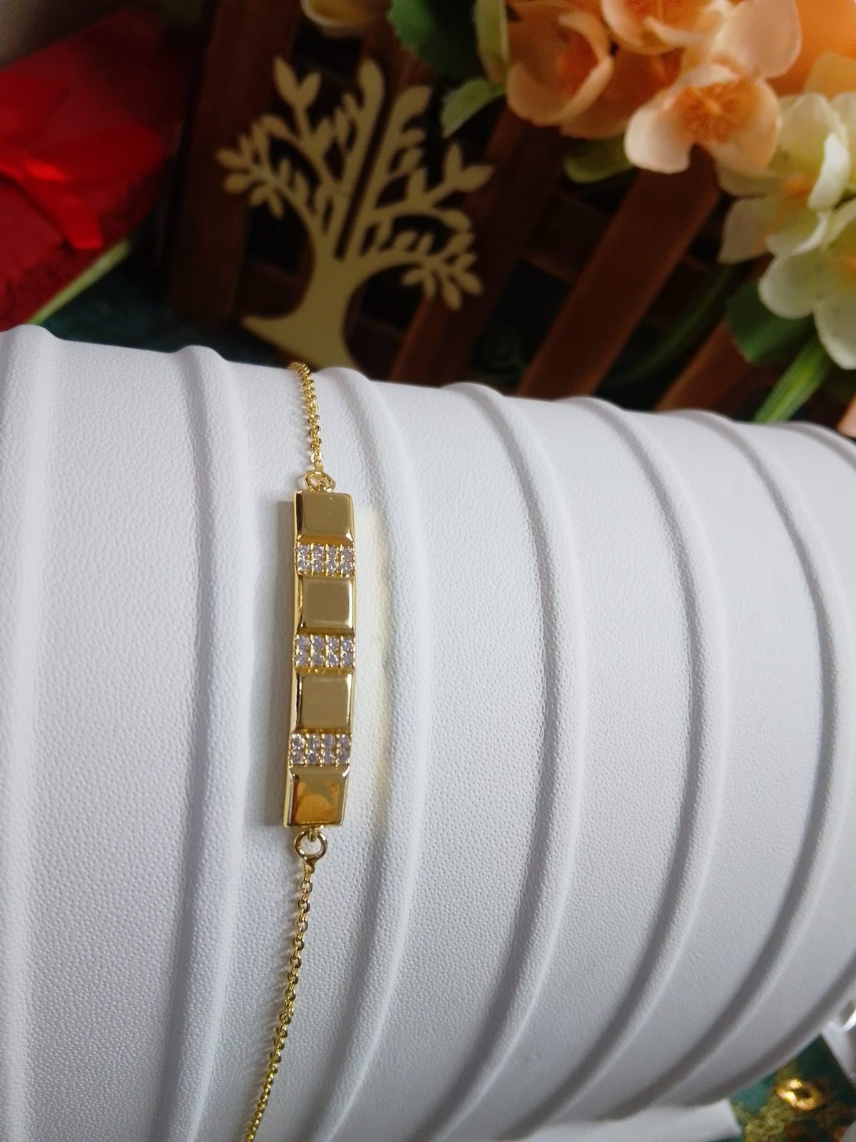 Bracciale in Acciaio Inox Dorato con Piastrine Geometriche e Zirconi