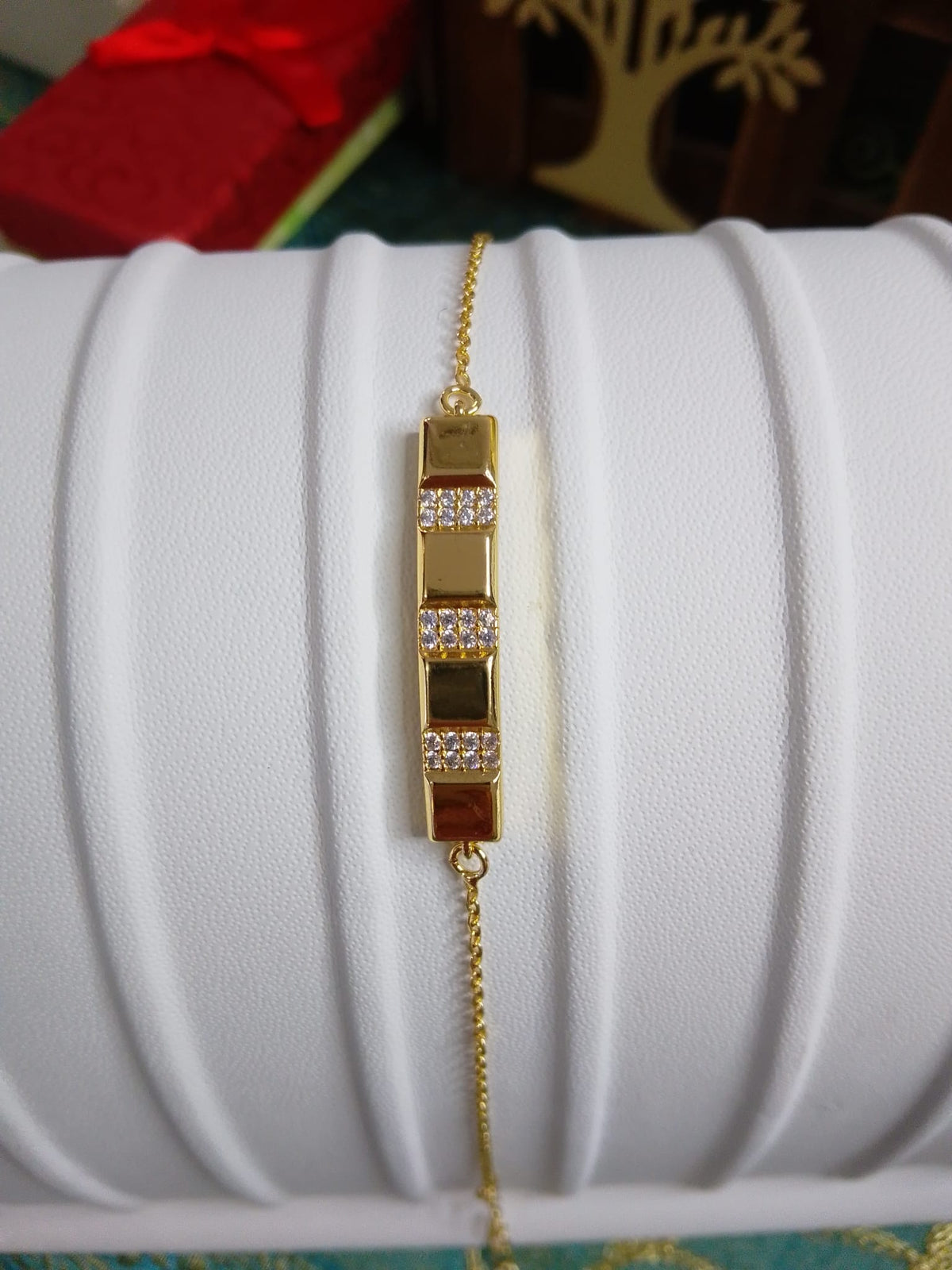 Bracciale in Acciaio Inox Dorato con Piastrine Geometriche e Zirconi