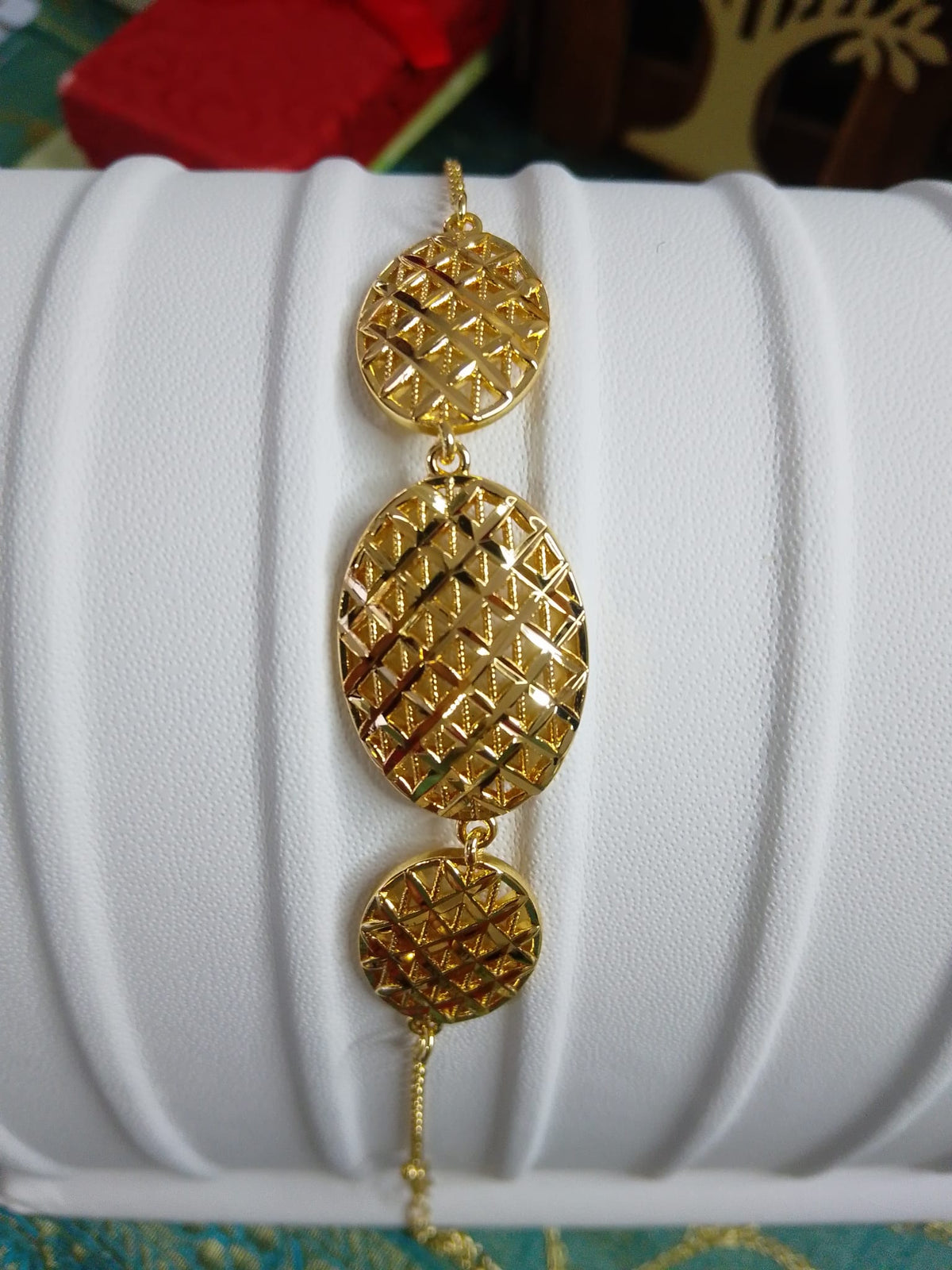 Bracciale in Acciaio Inossidabile Dorato con Maglie Geometriche e Lavorazione a Rilievo