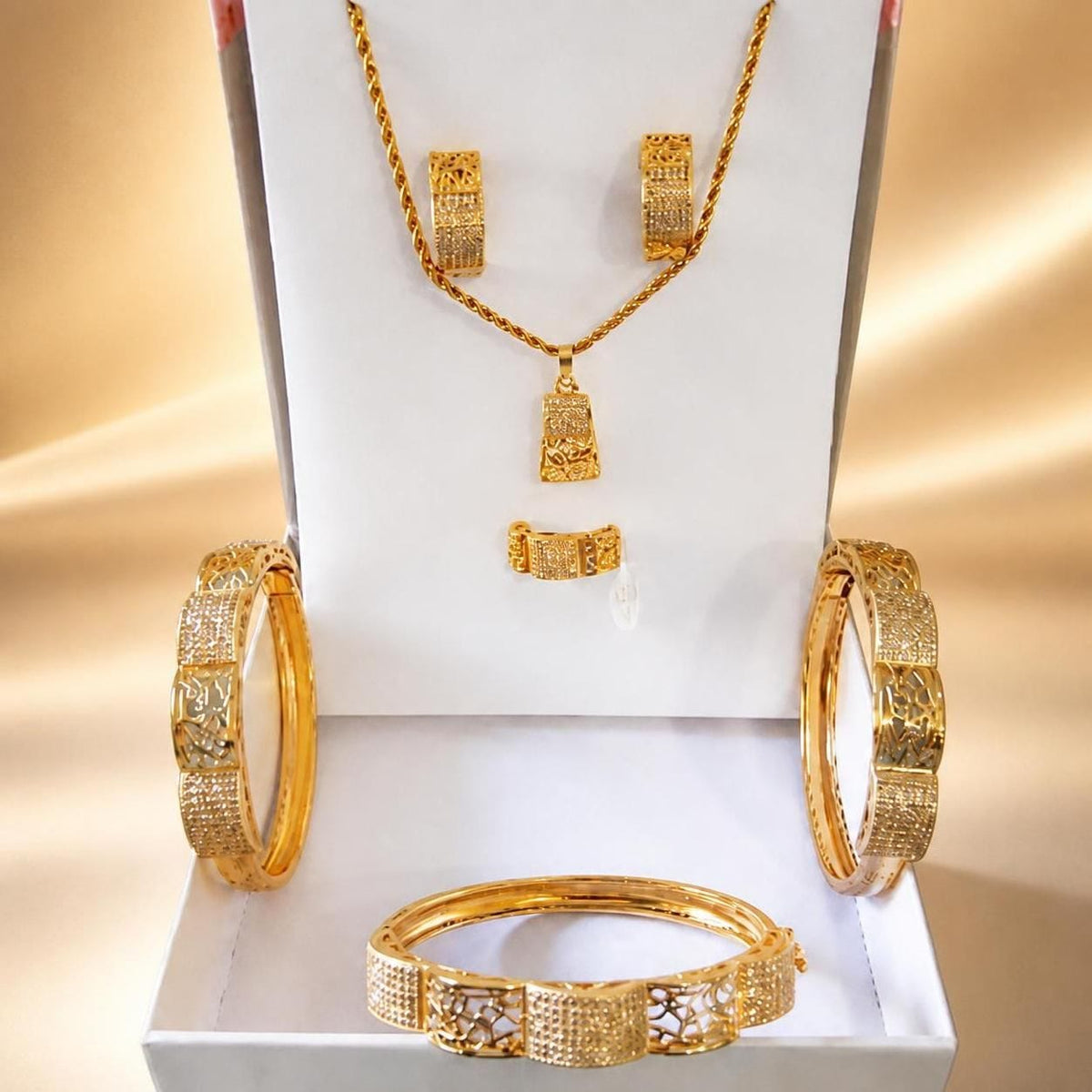 Set di Gioielli Completo in Acciaio Inossidabile Placcato Oro - Collana, Orecchini, Anello e Bracciali