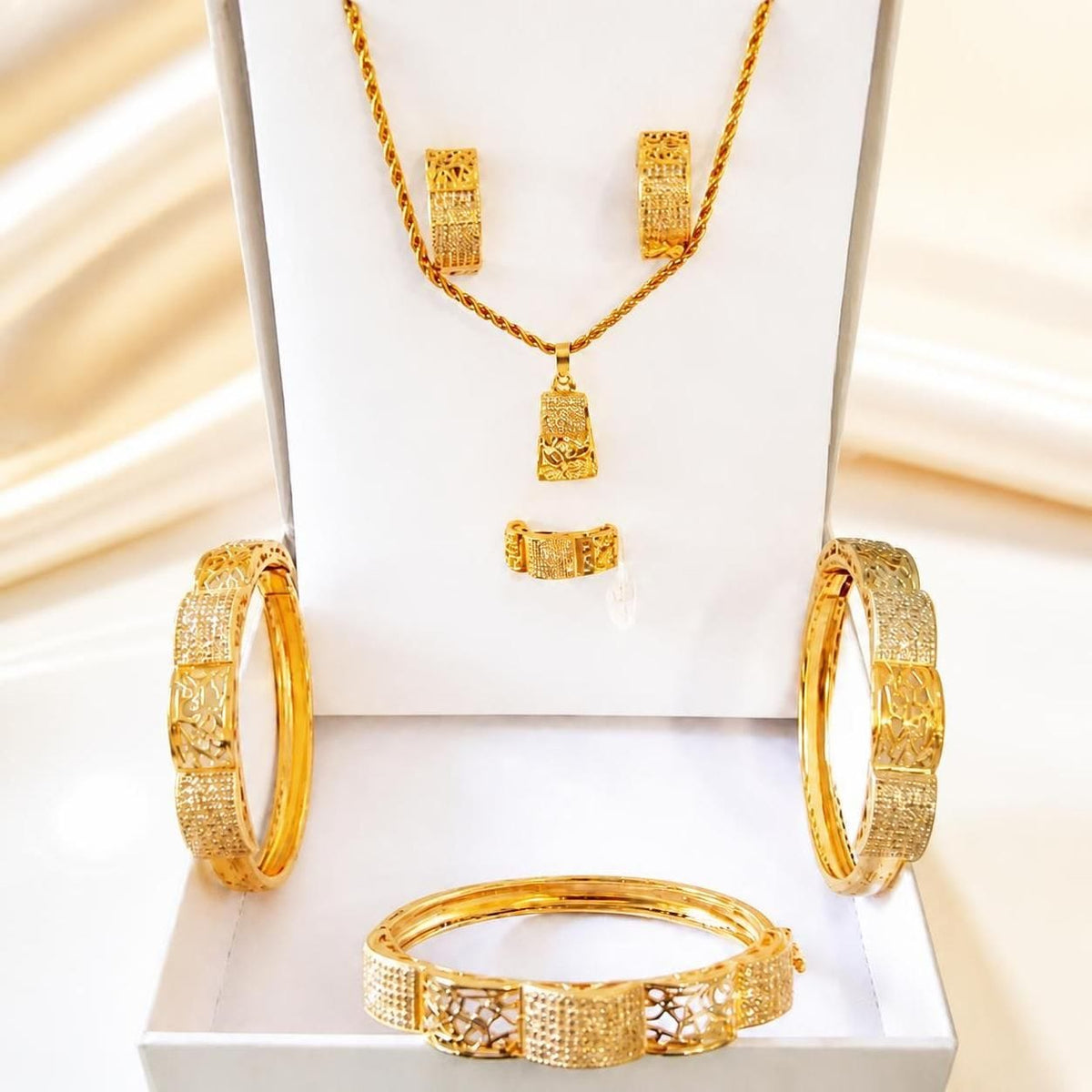 Set di Gioielli Completo in Acciaio Inossidabile Placcato Oro - Collana, Orecchini, Anello e Bracciali